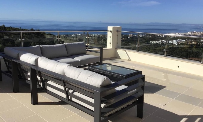 Marbella Casa | Casa de vacaciones "Ático de lujo cerca de Marbella" con vistas al mar, sauna compartida, A/C, Wi-Fi