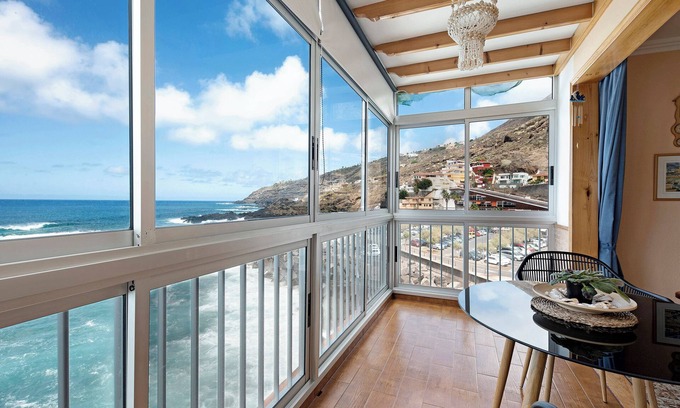 Tacoronte Apartamento | Casa vacacional 'Marazul' con vistas al mar, balcón y Wi-Fi