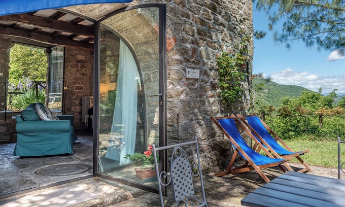Londa Casa | Casa de vacaciones "Mulino Con Piscina Vicino Firenze" con vistas a la montaña