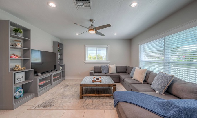 Naples Park Cabaña | Vacation Home Near the Beach!