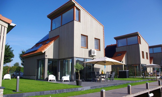 Heeg Casa | Vacation home on the water with boat, air conditioning, sauna, bike, SUP and BBQ
