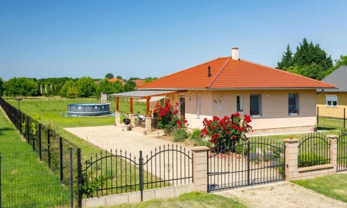 Balatonszemes Casa | Casa de vacaciones Paola by Interhome