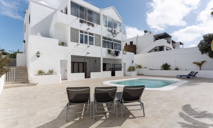 Playa del Cable Casa | Casa de vacaciones 'Reina Vetusta -Piscina y Tenis' con piscina compartida, terraza y Wi-Fi