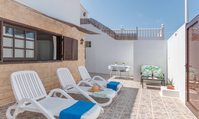 Guime Casa | Casa de vacaciones 'Rosalia' con vistas al mar, terraza privada y Wi-Fi