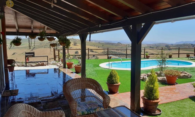 Alozaina Casa | Casa de vacaciones "Salvador" con vistas a la montaña, piscina privada y Wi-Fi