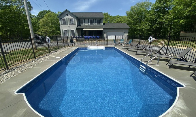 East Stroudsburg Casa | POOL IS OPEN. vacation home just 16 minutes from Bushkill Falls