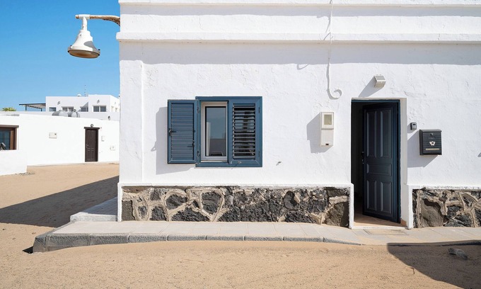 Caleta de Sebo Casa | Casa de vacaciones "Villa Sueños Zenoneisabel" con vistas al mar y 2 terrazas privadas