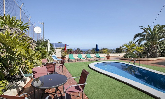 Icod de los Vinos Chalet De Esquí | Vacation Home 'Villa Tazana' with Sea View, Pool & Wi-Fi