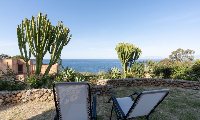 Scopello Villa | Casa de vacaciones "Water Front Scopello" con vistas al mar, jardín privado y Wi-Fi