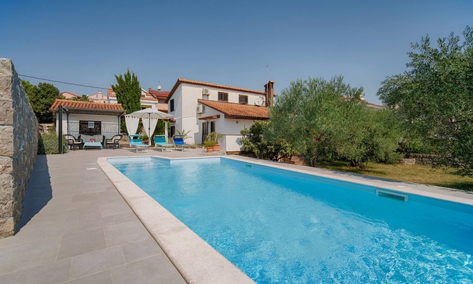 Kornic Casa | Casa rural rodeada de olivos, con piscina, a 700 metros de la playa.