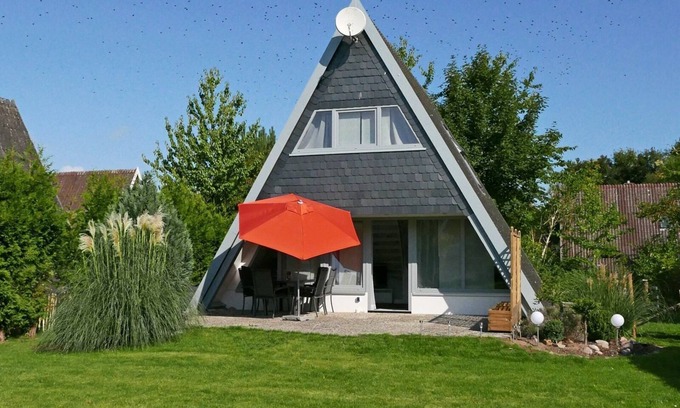 Damp Casa | Elegante Nurdachhaus con jardín completamente vallado y terraza para familias.