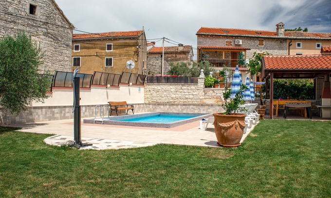 Rezanci Casa | Casa de piedra de 100 años, con terraza, patio y piscina - 4 personas de vacaciones.