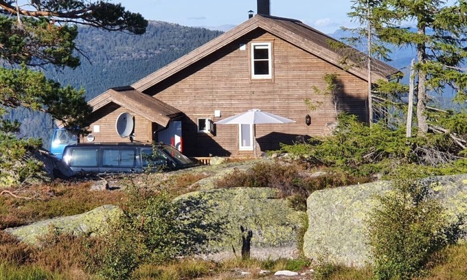 Kviteseid Cabina | Vacation hut with a wonderful view, close to the cross-country ski trail/lift. Dogs welcome.