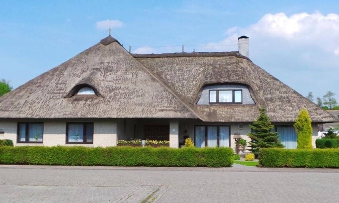 Berumerfehn Apartamento | Vacation in a thatched roof house