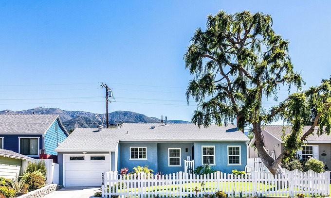 Crescenta Highlands Casa | Vacation in style! Modern 3bd/2 bath centrally located private home.