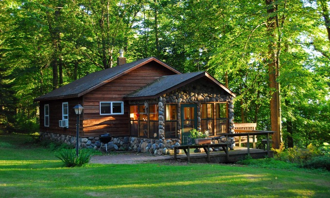 Birchwood Cabina | Recuerdos de vacaciones comienzan en este hermoso y cómodo retiro de Northwoods
