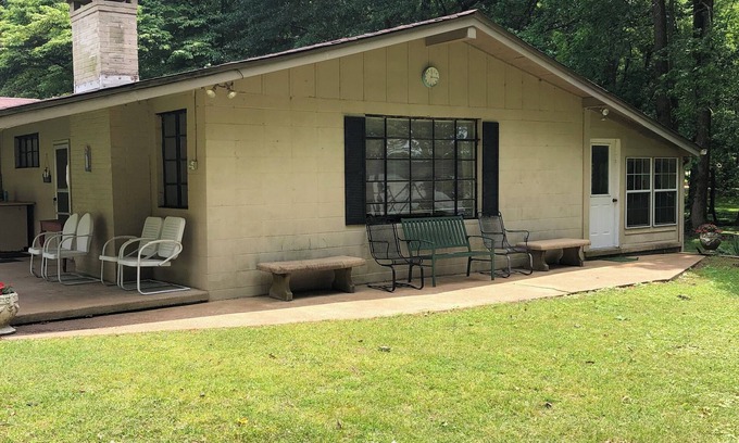 Florence Cabaña | Vacation on the Tennessee River in Northwest Alabama. Quaint cottage/level lot.