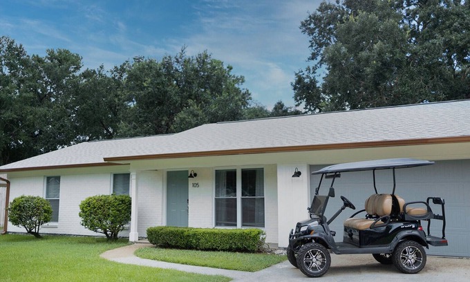 Ocean Springs Casa | Vacation on Vista close to beach & downtown Ocean Springs! Includes golf cart!