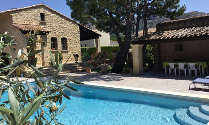 Taillades Chalet De Esquí | Encantadora casa familiar con piscina privada