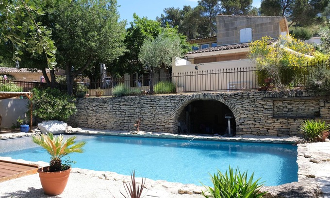 Cavaillon Chalet De Esquí | Excelente alquiler de vacaciones con piscina privada en el corazón de Vaucluse