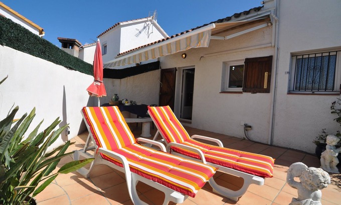 El Mas Mates Chalet De Esquí | Alquiler vacacional en Roses, Costa Brava: Acogedora casa de 2 dormitorios con jardín y terraza, a 800 metros de la playa.
