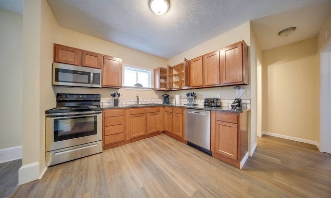 Ashtabula Apartamento | Vacation Rental w/ Porch & Views of Lake Erie!
