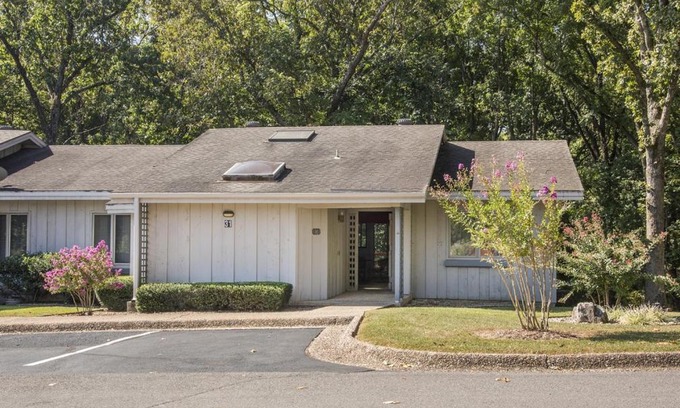 Bella Vista Apartamento | Vacation Resort Condos By the Stunning Ozark Mountains