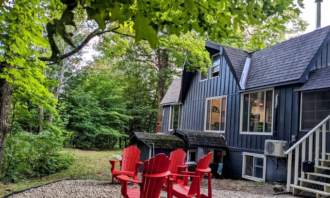 Huntsville Cabaña | Vacation retreat in Muskoka's Hidden Valley! Walk to ski hill or beach.