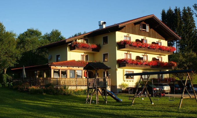Nussdorf am Attersee Apartamento | Vacation room violets, daisies, cowslip - organic farm family