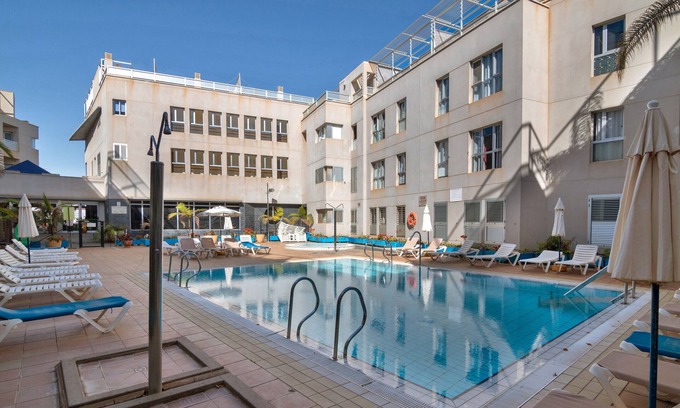 Sardina Apartamento | Vacaciones 'S Q Playa De Sardina' con vistas a la montaña, piscina compartida y Wi-Fi