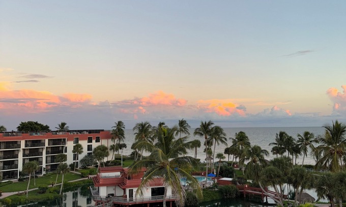 Sanibel Condominio | Vacation Sanibel, Pointe Santo B43. Steps to the Beach. Private Sundeck