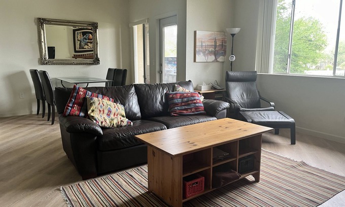 Foothills Condominio | ¡Lugar de vacaciones! Junto a la piscina, muebles nuevos, campeonato de golf