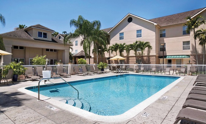 Villas Apartamento | Vacation Starts Here! Outdoor Pool and BBQ Facilities, Near Fish Tale Marina!