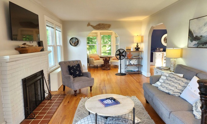New London Casa | Vacation Starts Now! Pet friendly, beach fun 5 min away!
