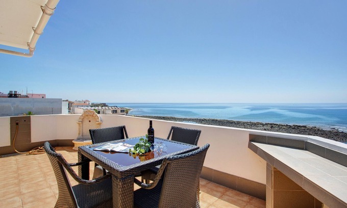 Puerto del Rosario Apartamento | Estudio Vacacional 'Lujo Costero En Fuerteventura' con Terraza Privada y Wi-Fi