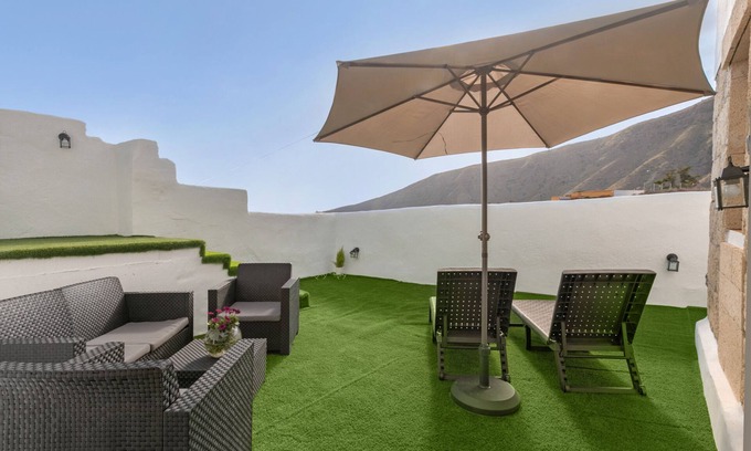 Guimar Apartamento | Estudio de vacaciones 'Hogar De Ireneo' con vistas al mar, terraza privada y Wi-Fi