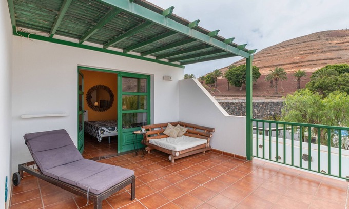 Yaiza Apartamento | Vacation 'Suite Con Terraza' with Wi-Fi and Air Conditioning