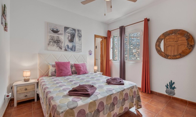 Yaiza Apartamento | Vacation 'Suite Con Vistas A Montaña' with Shared Pool, Wi-Fi and Air Conditioning