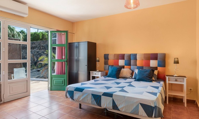 Yaiza Apartamento | Vacation 'Suite Junior Con Vistas Al Jardin' with Mountain View, Wi-Fi and Air Conditioning