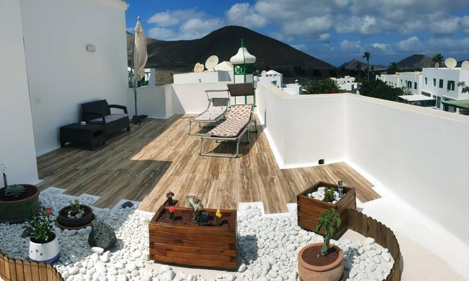 Yaiza Apartamento | Vacation 'Suite Junior Con Terraza' with Wi-Fi and Air Conditioning