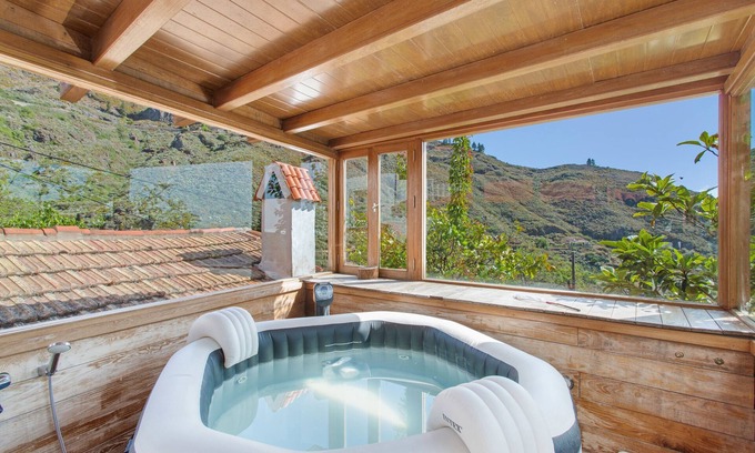 Las Lagunetas Apartamento | Vacaciones 'Upper House' con vistas a la montaña, Wi-Fi y aire acondicionado