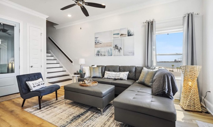 Gulfport Casa | Vacation Vibes - Beachfront Home | Steps to the water <10 to downtown Gulfport