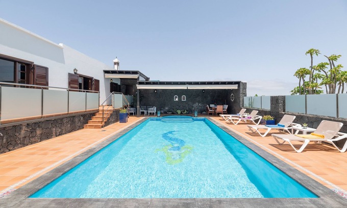 Teguise Villa | Villa de vacaciones 'Casa Los Llanos Teseguite Lanzarote' con vistas al mar, piscina privada y Wi-Fi