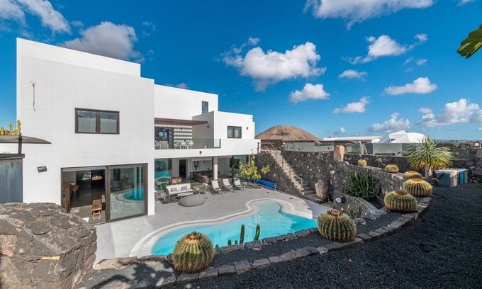 Tinajo Villa | Villa de vacaciones 'Tinguaton' con vistas a la montaña, Wi-Fi y aire acondicionado