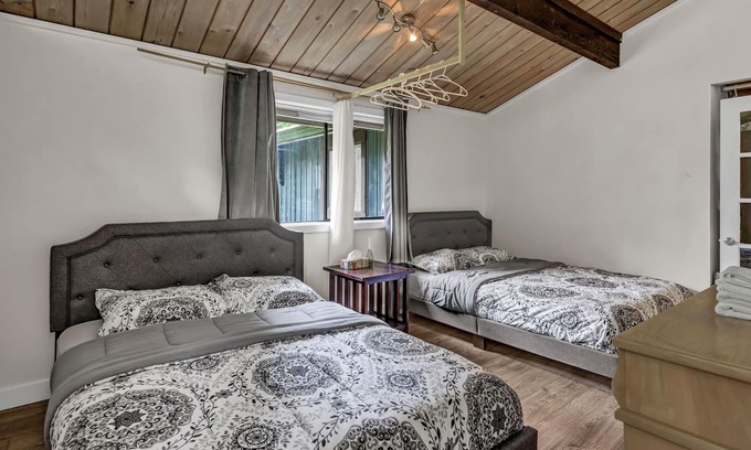Langley Casa | Vacation3BDR Rustic Looking Rancher with Indoor/Outdoor Wood Fire and lawn.