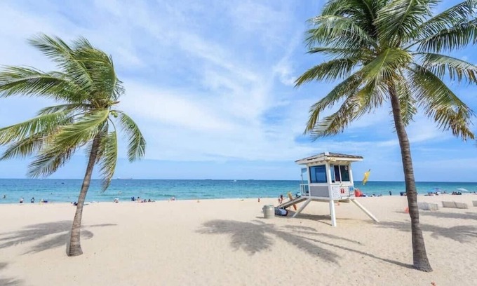 Coral Way Casa | Vacay Spot Large Family Vacation Rental 4to23guest