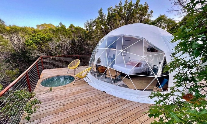 Oatmeal Apartamento | Vagary: Luxury Glamping in Treetop Dome + Dip Pool