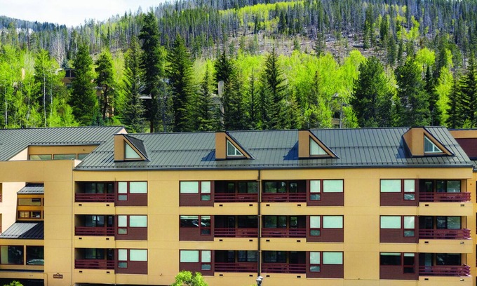 Highland Meadows Condominio | Vail Condo available checking in on Friday, September 13th