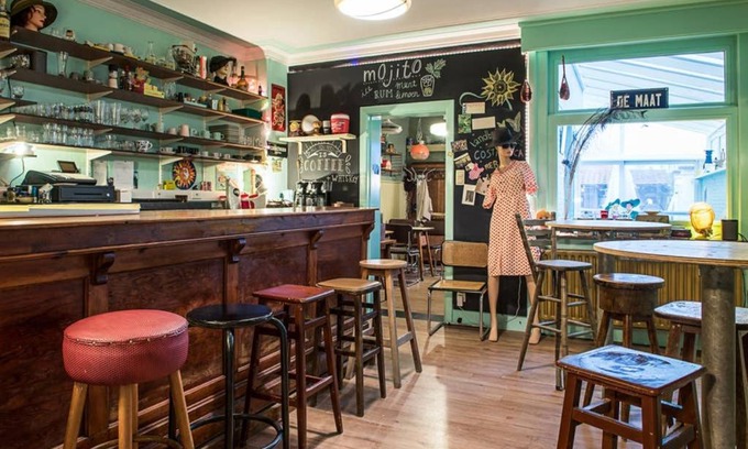 Mol Casa | Vakantiewoning in Mol centrum met eigen bar "CasaCuriosa"