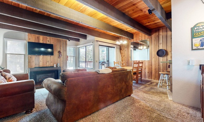 Mammoth Lakes Condominio | Val DIsere 6 Pet-Friendly Mountain Rustic Spacious Condo only Short Walk To The Village by RedAwning
